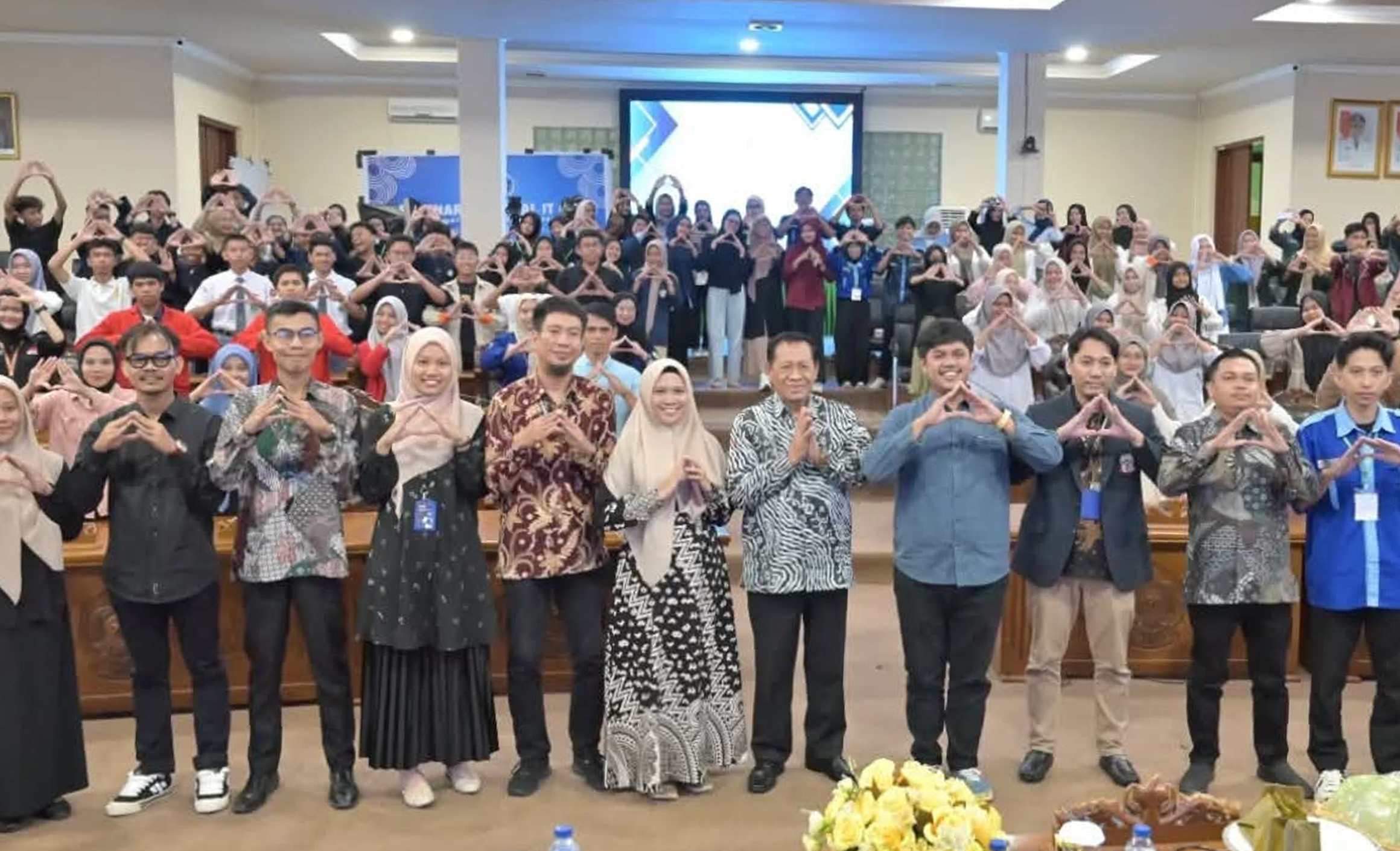 Ketua DPRD Soppeng Menjadi Narasumber Seminar Nasional IT #6 STMIK Amika Soppeng