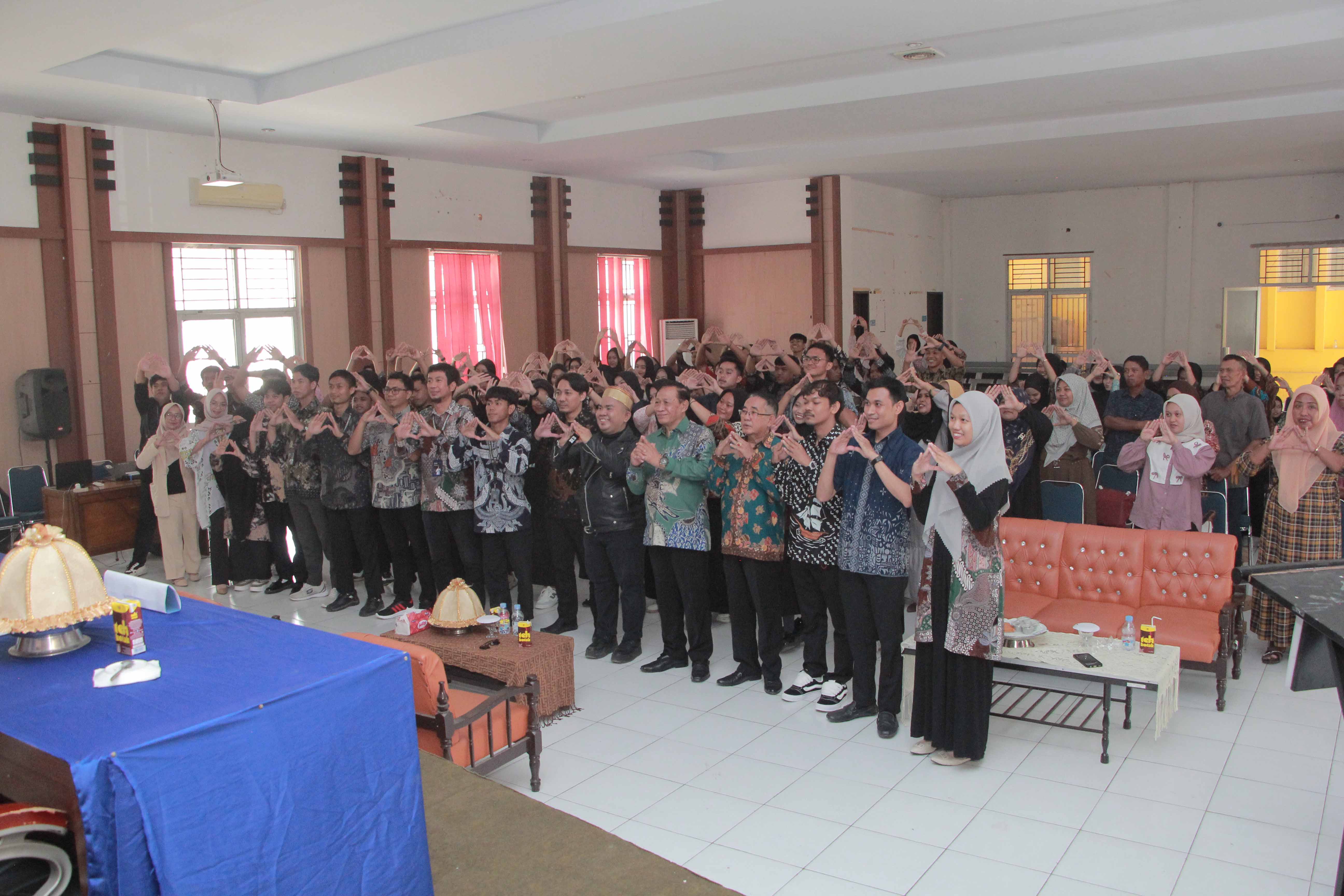 Kuliah Umum Kampus Amika Soppeng, Beri Kejutan Kehadiran Seorang Selebgram